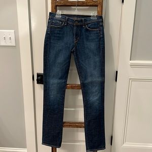 Straight leg denim jeans. Zipper fly.